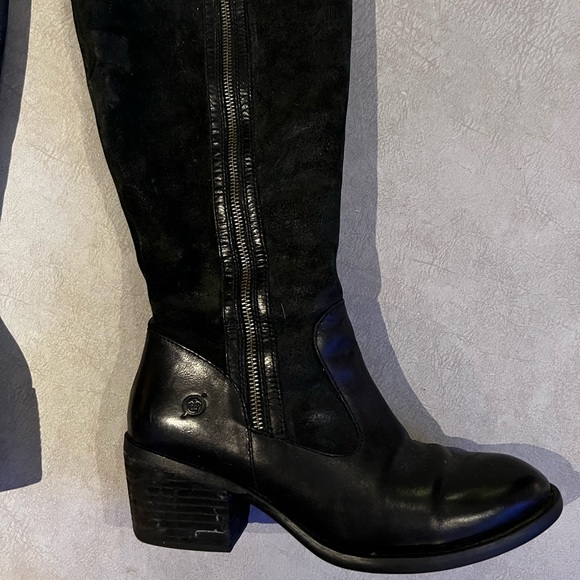 Beautiful knee high boots - Picture 3 of 4